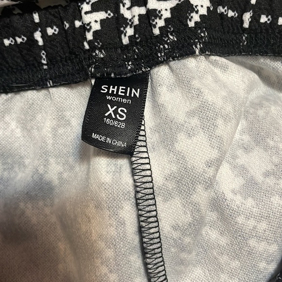 Shein leggings - Picture 2 of 2